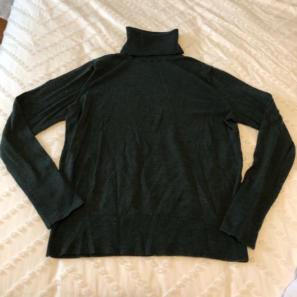 Green turtleneck - Picture 1 of 2